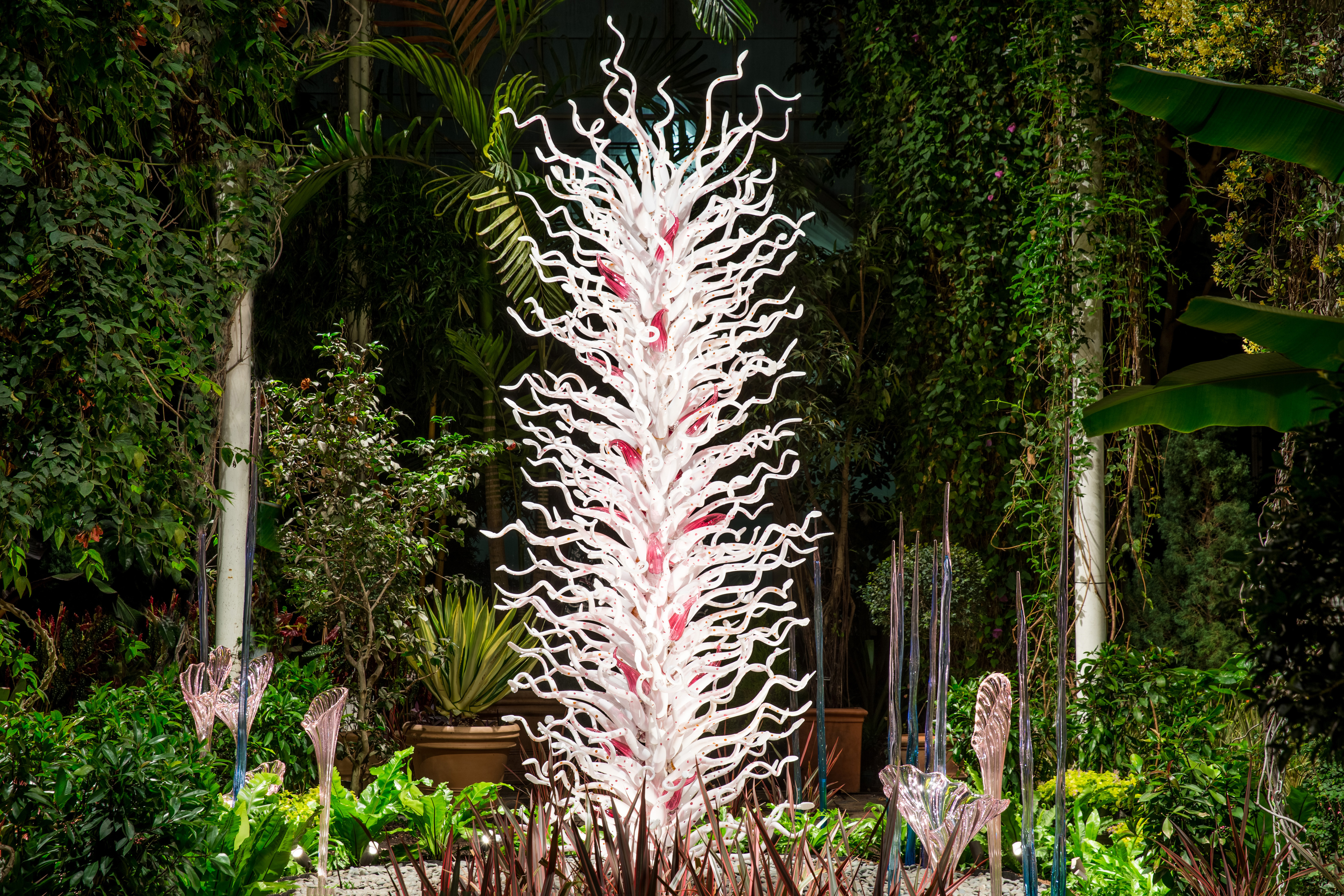 NYBG CHIHULY 10 White Tower with Fiori 2017